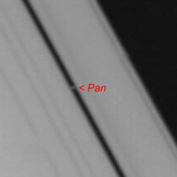 Image Voyager de la division de Encke, avec en son sein le satellite Pan