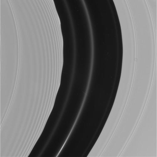 Anneaux de Saturne, gros plan sur la division de Encke et ses limites