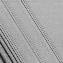 Vue de détail de l'anneau A de Saturne (image Cassini)