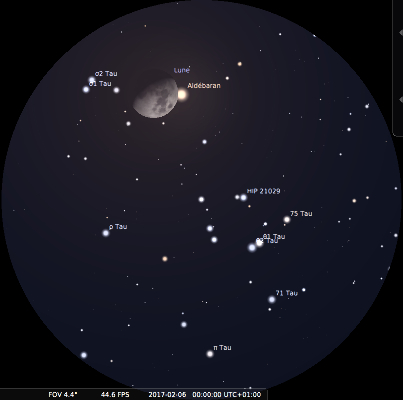 Dans la même position que la figure précédente, la Lune et Aldébaran observées aux jumelles le soir du 5 février 2017 peu après la fin de l'occultation, à minuit