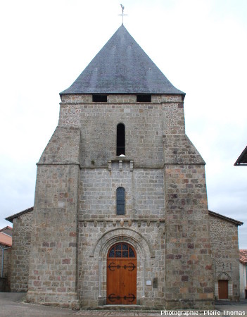 L'église de Pressignac, bâtie avec divers types de brèches de retombée