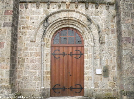 Porche d'entrée de l'église de Pressignac, bâtie avec divers types de brèches de retombée