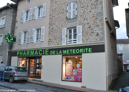 La "pharmacie de la météorite", à Rochechouart, construite avec des blocs de diverses brèches de retombées