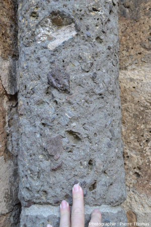 Détail de pilier de l'un de porches de l'église de Rochechouart