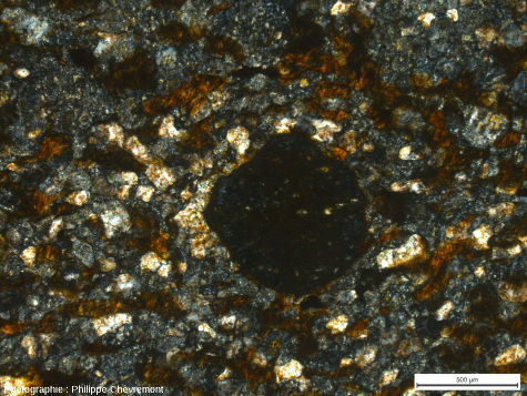 Paragneiss quartzo-plagioclasique à biotite et grenat (UIG) fortement choqué, dans une "brèche" de type Babaudus, près de Babaudus au centre de l'astroblème - LPA