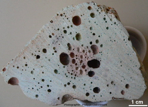 "Brèches" de type Babaudus, faciès très vacuolaire vert pâle, avec au centre un fantôme d'élément de microgranite rose