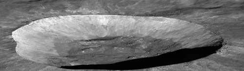 Le cratère Giordano Bruno, cratère lunaire à fond plat de 21 km de diamètre