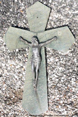 Crucifix en serpentinite de Merlis