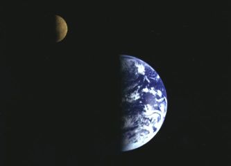 Image acquise par la sonde Gallileo après son passage proche de la Terre