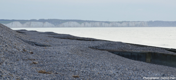 Vue de quelques épis jalonnant le cordon littoral entre Ault et Cayeux-sur-Mer