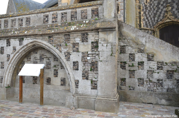 Vue rapprochée de l'église Saint-Pierre d'Ault