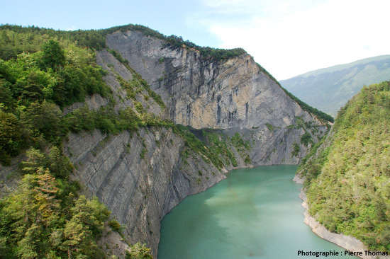 Des roches sédimentaires riches en matière organique : les marnes noires du Jurassique inférieur du Dauphiné (vallée de l'Ebron, Isère)