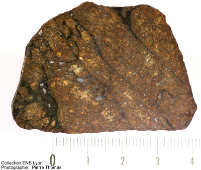 Veines de choc dans une météorite (ici une chondrite)
