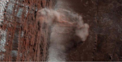 Gros plan sur la « petite » avalanche, calotte polaire Nord de Mars