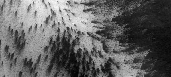 Calotte polaire Sud de Mars : champs d'éventails à directions divergentes montrant que les vents devaient avoir un écoulement divergent dans la région