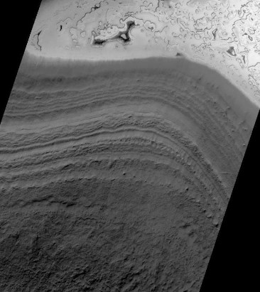 Coupe du substratum de la calotte résiduelle Sud de Mars : 10 m de glace de CO2