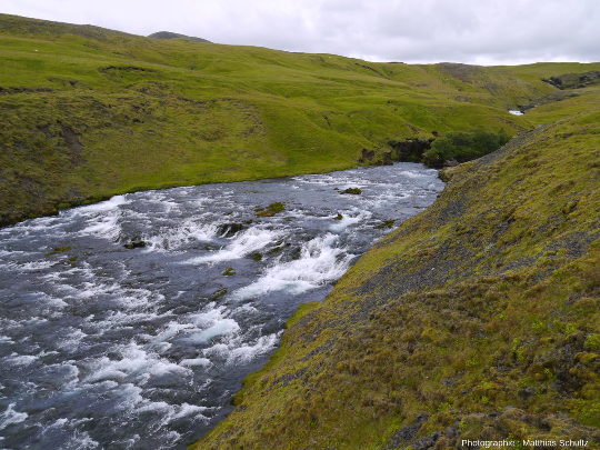 Le cours de la rivière en amont de la chute de Skogafoss, Sud de l'Islande
