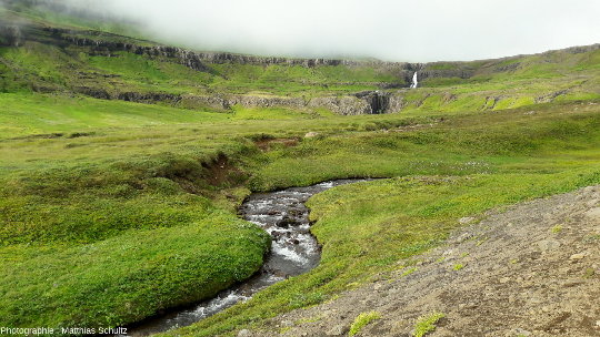 Un exemple parmi tant d'autres de cascades dans les fjords de l'Est de l'Islande