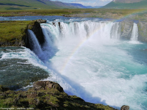 Goðafoss, la « chute des dieux », proche de la route circulaire dans le Nord de l'Islande