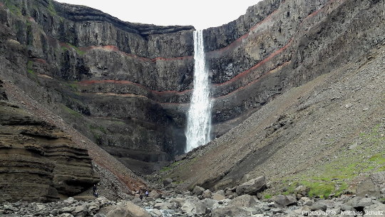 Vue rapprochée d'Hengifoss, non loin du lac Lagarfljót, à l'Ouest d'Egilsstaðir, dans l'Est de l'Islande