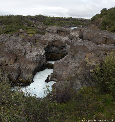 Rapides de Barnafoss (la « chute des enfants »), où la rivière Hvítá s'enfonce au travers de la coulée Hallmundarhraun, immédiatement en amont des chutes de Hraunfossar