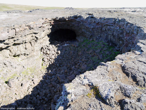 Tunnel de lave Surtshellir dans la coulée Hallmundarhraun, dans les hautes terres près d'Húsafell, au Sud-Ouest de l'Islande