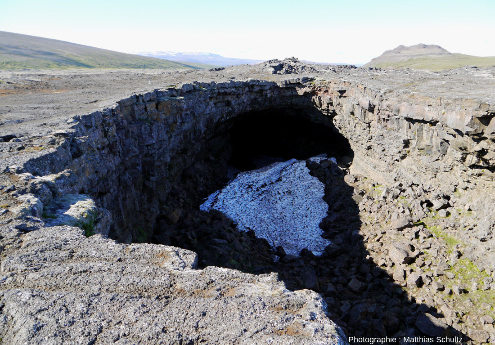 Tunnel de lave Surtshellir dans la coulée Hallmundarhraun, dans les hautes terres près d'Húsafell, au Sud-Ouest de l'Islande