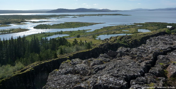 La faille normale bordière Ouest, appelée Almannagjà, vue depuis le horst bordant le graben de þingvellir, Islande