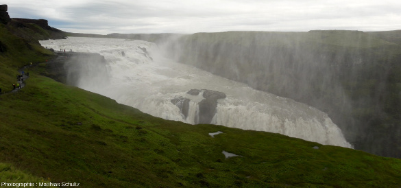 Vue d'ensemble de Gullfoss, la « chute dorée », dans les hautes terres du Sud de l'Islande