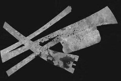 Montage des bandes radar couvrant la région du pôle Nord de Titan