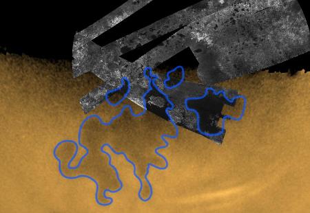 Titan, lac ou mer : juxtaposition d'image radar (en haut) et d'image IR (en bas)