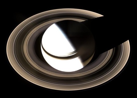 Vue générale de Saturne et de ses anneaux, par le dessous du plan de l'écliptique