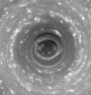 Vue détaillé du pôle Sud de Saturne et de son vortex tel qu'il était le 11 octobre 2006