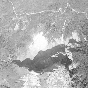 Photographie aérienne du secteur du Mont Granier prise en 1956, 3 ans après l'éboulement de 1953