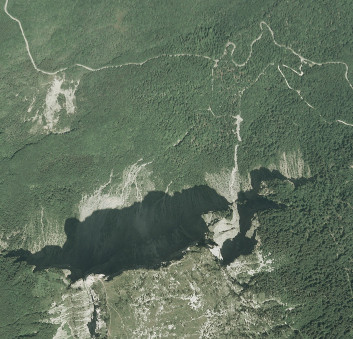 Photographie aérienne du secteur du Mont Granier prise en 2003, 50 ans après l'éboulement de 1953