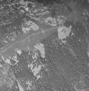 Photographie aérienne de quelques chirats des Crêts du Pilat prise en 1953