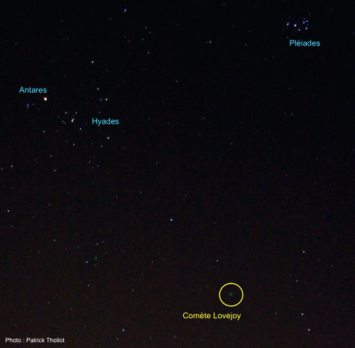 La comète C/2014 Q2 Lovejoy, le soir du 12 janvier 2015, sous les amas des Hydes et des Pléiades, vue annotée