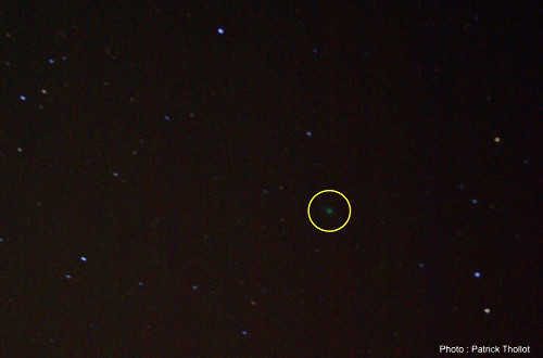 Zoom sur la comète C/2014 Q2 Lovejoy, le soir du 12 janvier 2015, dans la constellation du Taureau, comète localisée