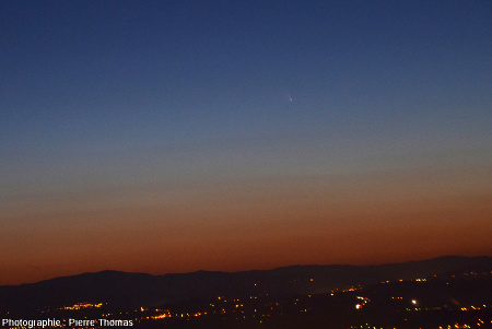La comète Panstarrs vue depuis les Monts d'or Lyonnais au-dessus de Limonest (banlieue lyonnaise), 15 mars 2013 vers 19h40