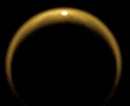 Reflet du Soleil à la surface d'un lac de méthane de Titan