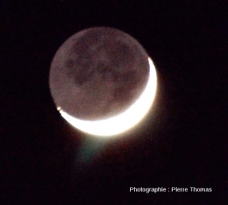Très gros plan sur la Lune et sa lumière cendrée, 25 mars 2012