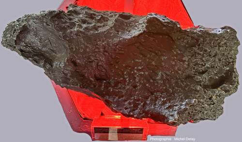 La météorite de Manlay (Mongolie) avec éclairage rouge