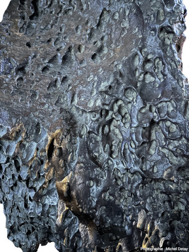 Regmaglyptes à la surface de la météorite de Manlay (Mongolie)