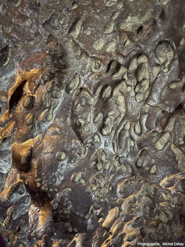 Détail de regmaglyptes à la surface de la météorite de Manlay (Mongolie)