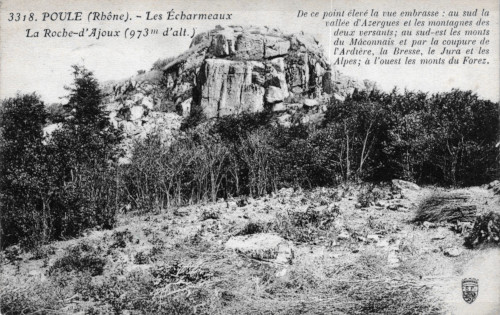 La Roche d’Ajoux, au Nord de Poule-lès-Écharmeaux (Rhône), solide noyau rhyodacitique dégagé par l’érosion