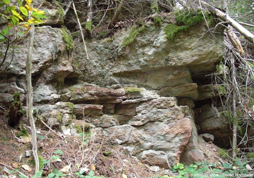 Quelques restes de couches de grès triasiques perchées au sommet du cirque montagneux d’Avenas-Vauxrenard, ici sur la montagne des Aiguillettes