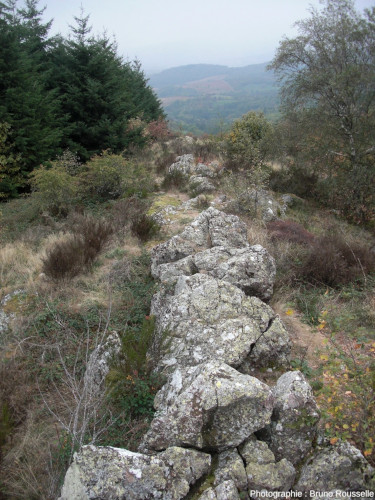 Sur le sentier découverte de la Terrasse de Chiroubles, le Tombeau de Gargantua, large filon de quartz calcédonieux