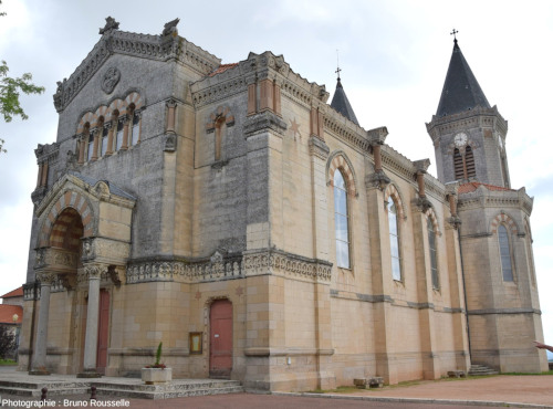 L’église aux deux clochers et aux trois calcaires de Régnié-Durette (Rhône)