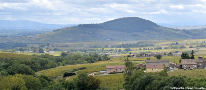 Le mont Brouilly vu depuis les coteaux Nord de la vallée de l’Ardières (Rhône), vers le Sud