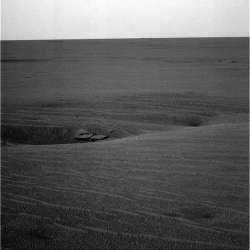 Dépressions observées par Opportunity le 5/04/04 (sol 70) dans les vastes plaines de Meridiani Planum